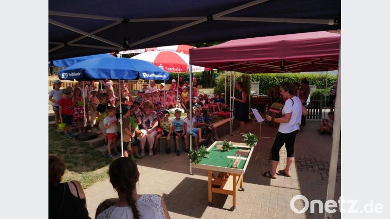 &quot;Wer will fleißige Handwerker sehen, der muss zu uns Kindern in den Kindergarten gehen&quot; sangen die Kindergartenkinder. Bild: gz