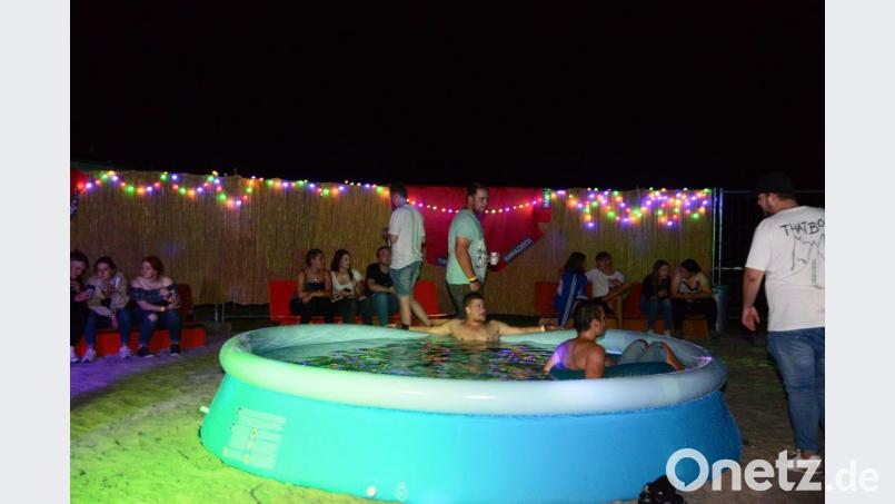 Eine Beach-Party ohne Sand und Wasser eigentlich unmöglich. Die Organisatoren der Beach-Party der SpVgg Schirmitz haben eine ordentliche Fuhre Sand abgeladen, dazu einen Mini-Swimmingpool aufgeblasen und fertig war das Mittelmeerfeeling mit dem bunten Lichtern im Hintergrund. Bild: bey