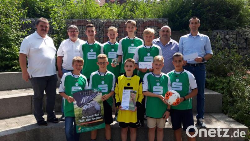 Fußball-Kreisvorsitzender Albert Kellner (links) und GMG-Chef Peter Welnhofer (rechts daneben) freuen sich wie Thomas Gebele (hinten, Zweiter von rechts) und Matthias Harbauer mit den fairen GMG-Fußballern Konstantin Plankl, Michael Mende, Simon Lang, Michael Janner, Julian Scharf, Maximilian Sailer, Luis Schildbach, Kilian Dotzler und Tarek Saleh. Bild: BFV/exb