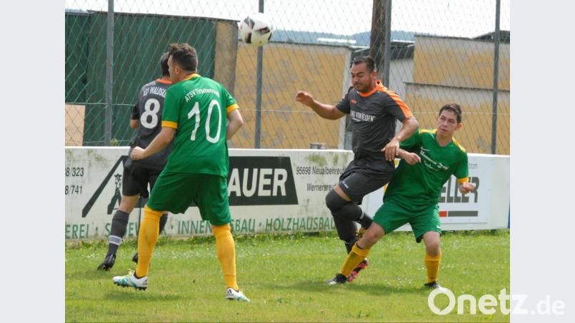 Der ASV Waldsassen unterlag am Sonntag dem ATSV Tirschenreuth (grüne Trikots) mit 1:3. Bild: gb