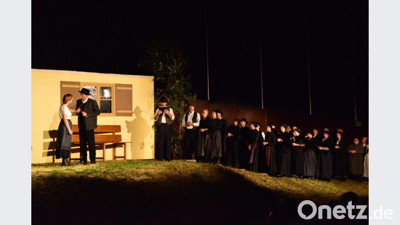 Die Bußwallfahrt nach Rom steht bereit. Da sprechen Anton Huber, der "Gelbhof-Bauer" (Markus Schraml) und Frau "Seferl" (Christine Ritter) nochmals miteinander. Der Bauer Altlechner (Heinz Rast, 3. von links) hingegen sieht in der Wallfahrt eine große Möglichkeit für seine eigene Freiheit. Bild: bey