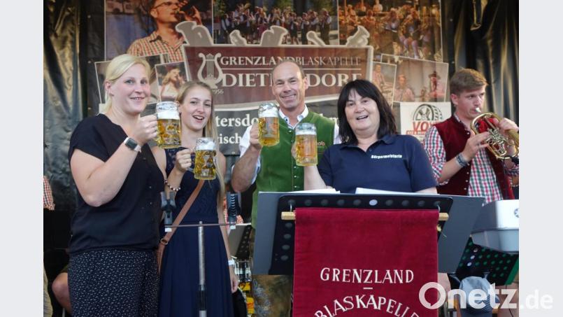 Die VG-Mitarbeiterinnen Melissa Schmidt, Magdalena Bittner, Markus Lernbecher, Jacob-Brauerei, und Birgit Höcherl (von links) stoßen auf das Bürgerfest 2019 an. Bild: mmj