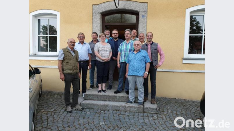 Die Kreistagsmitglieder der Freien Wähler tauschten sich mit Wirtschaftsförderer Volker Höcht (Sechster von rechts) aus. Bild: exb