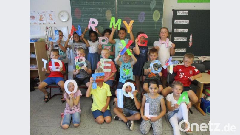 Das viele Üben hat sich gelohnt. Alle Kinder der beiden ersten Klassen können nun prima lesen und haben dies mit einem tollen Buchstabenfest am Schuljahresende gefeiert. Bild: nn