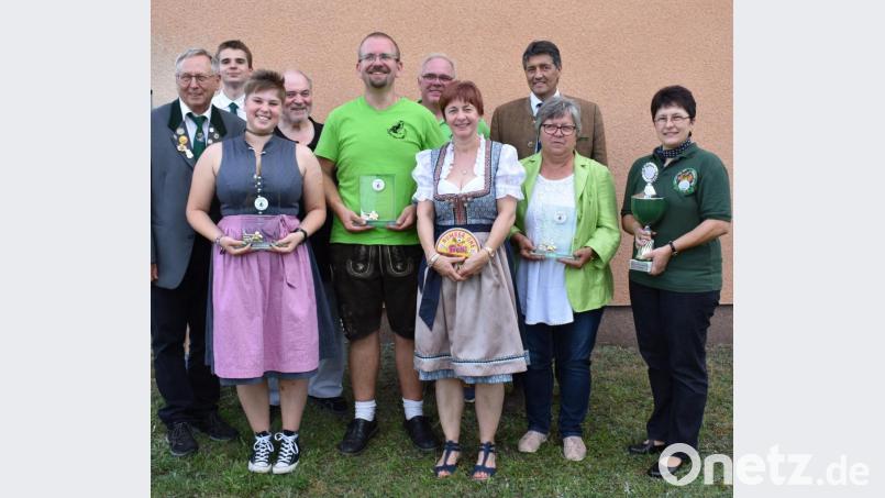 Sportleiter Benedict Schmidt (Zweiter von links) zeichnet die erfolgreichen Vereinsmeister-Schützen der &quot;Falkenhorst&quot;-Schützen aus. Bild: rgr