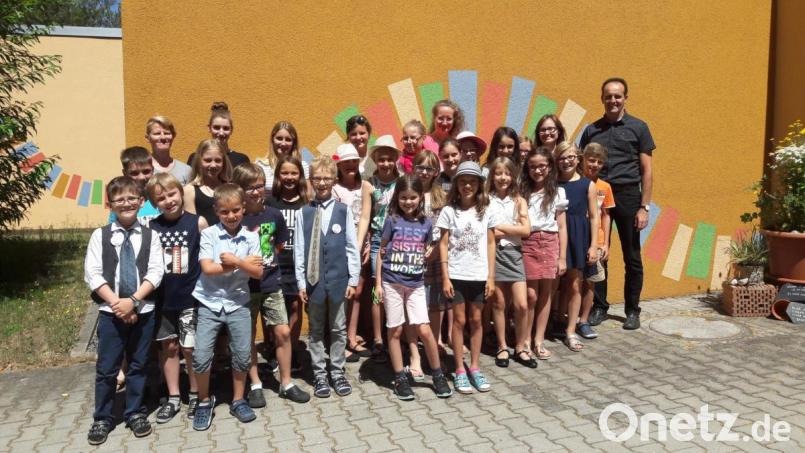 Heimatforscher Edelsfeld:
Gruppenfoto der Nachwuchspolitiker der Grundschule Edelsfeld mit Bürgermeister Hans-Jürgen Strehl. Bild: Michael Schröter