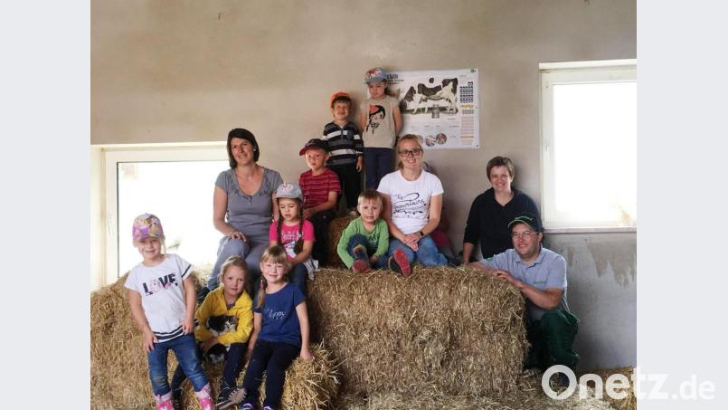 Die Kinder des St.-Elisabeth-Kindergartens mit ihren Erzieherinnen und dem Ehepaar (von rechts) Leonhard und Monika Schleicher. Bild: njn