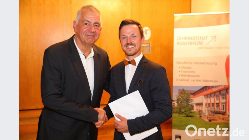 Stephan Lohmeyer (links) überreicht den Förderpreis an den Lehrgangsbesten, Christian Wolf aus Waidhaus. Bild: exb