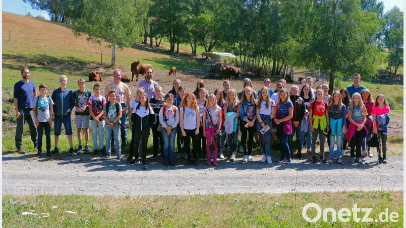Einen außergewöhnlichen Projekttag erlebten 50 Schüler des Gymnasiums Tirschenreuth. Biolandwirt Josef Schmidt (hinten, Dritter von links) informierte die Schüler über seinen Hof. Agrarökologe Andreas Gmeiner und die Lehrer Markus Remold und Michael Beugler (hinten, von links) sprachen über Ökolandbau und Biolandwirtschaft. Bild: bsc