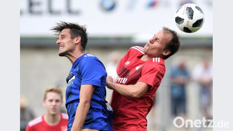 Beim 5:0-Sieg der SpVgg SV Weiden erzielte Benjamin Werner (links, im Kopfballduelle gegen Johannes Luber) sein erstes Saisontor. Bild: Büttner, Gerhard