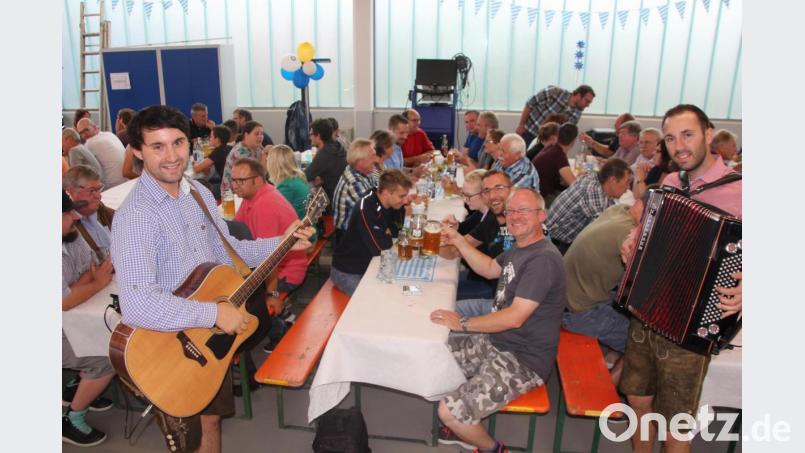 &quot;D&#039;Hohlweglauerer&quot; soirgten für eine prächtige Stimmung beim Prüfstellenfest in Tirschenreuth. Bild: kro