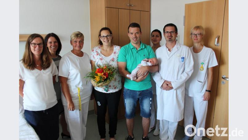 Laura ist das 200. Kind, das im Jahr 2019 das Licht der Welt im Krankenhaus Tirschenreuth erblickte. Pflegerische Zentrumsleitung Michaela Helm, Krankenhausleiterin Claudia Kost, Hebamme Miluse Mazacova, Assistenzärztin Dr. Susanne Brückner, Chefarzt Dr. Michael Rüth und Kinderkrankenschwester Corinna Brunner (von links) gratulierten den stolzen Eltern Tereza und Sascha. Bild: exb