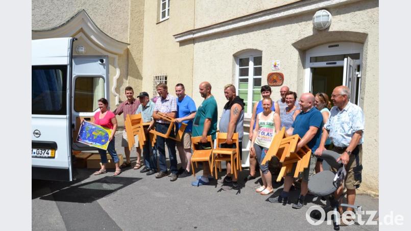 Die Mitglieder von Kirchenverwaltung und Pfarrgemeinderat sowie weitere freiwillige Helfer haben das disziplinierte Schlangestehen bestimmt auch schon im Kindergarten gelernt. Zumindest halfen sie dort im Paradies der Kleinen von Hl. Dreifaltigkeit fleißig mit, damit das Haus der Buben und Mädchen nach seiner Generalsanierung und Erweiterung noch paradiesischer wird. Bild: ath