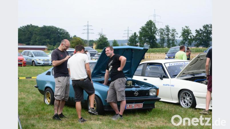 Über Motoren und andere technische Feinheiten fachsimpelten die Besucher an den offenen Motorhauben. Bild: bey