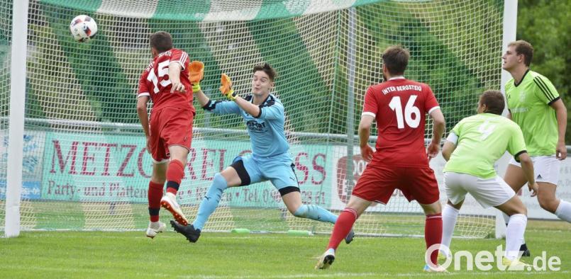 Inter-Torjäger David Kubik (links) köpft zur 1:0-Führung unhaltbar für den Riedener Torhüter Maximilian Vogl ein. Bild: Hubert Ziegler
