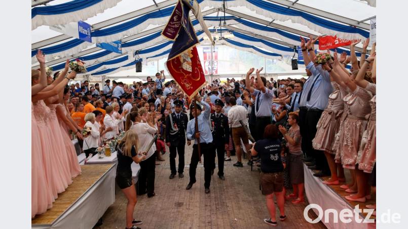 Einzug ins Festzelt. Die Wolfringer feiern das 125-jährige Bestehen ihrer Feuerwehr nach Kräften. Bild: Florian Schlegl