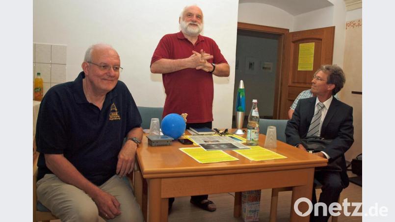 Pater Alfred Lindner SDB (Mitte) hatte zur Talk-Runde aus Anlass der Landung des ersten Menschen auf dem Mond Jürgen Kemmerer von der Sternwarte in Regensburg und Alexander Loichinger (von links) aus München, Fundamentaltheologe und Religionswissenschaftler an der Universität Mainz, eingeladen Bild: sön