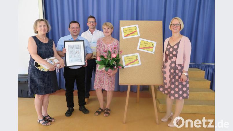 Rektorin Christine Wiesend (rechts) verabschiedete Renate Kraus, Konrad Amschl, Jürgen Bayer und Martina Grötsch (von links). Bild: jzk