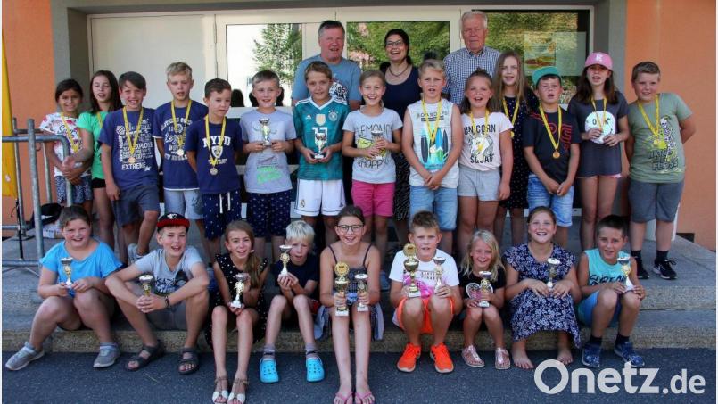 Die Buben und Mädchen der Wiesauer Grundschule stellten ihr Können mit dem Zweirad unter Beweis. Franz Höcht, Grundschulleiterin Inge Dick und Franz Negratscher senior (hinten, von links) gratulierten den Siegern. Bild: wro