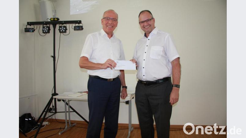 Wolfgang Gropengießer (links) bedankte sich beim Vorsitzenden des Fördervereins, Holger Höcht, für die fortwährende, gute Zusammenarbeit mit den EDV-Schulen. Bild: wro