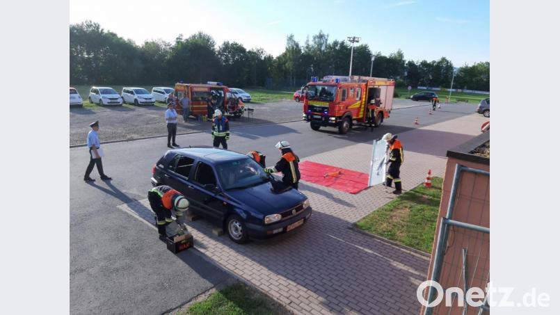 Die Truppe arbeitet auch im praktischen Teil schnell und versiert. Bild: alr