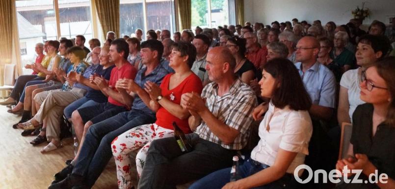 Das Publikum wurde ständig in die Lieder mit einbezogen. Es dankte den Musikern mit riesigem Applaus. Bild: weu