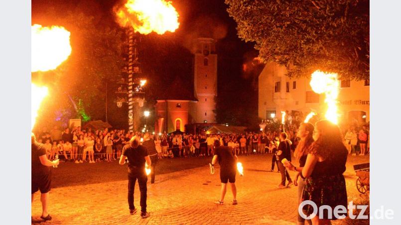 Feuerbälle aus Menschenmund geben dem Tännesberger Marktplatz eine besondere Art der Beleuchtung. Bild: bey