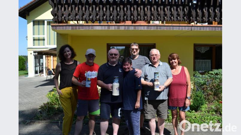 Gastgeberin Anni Gießübl, Familie Laux und Feldkeller und Gabriele Buchbinder von der Touristinfo Eslarn bei der Ehrung der Gäste zum 25. Aufenthalt. Als Geschenke gab es Tassen und Bierkrüge. Bild: buc