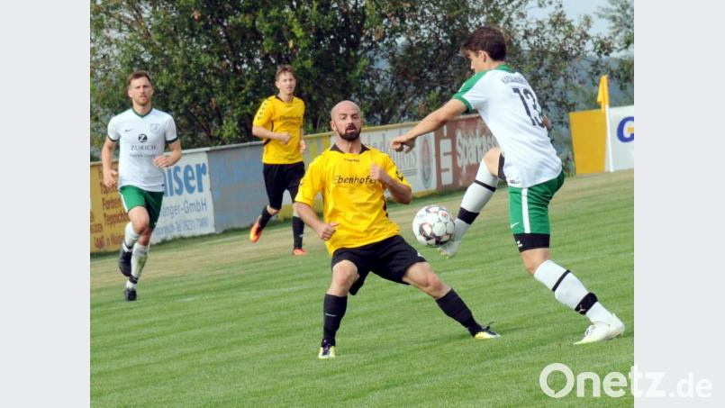 Der SV Poppenreuth verlor das erste Heimspiel gegen den VfR Katschenreuth mit 2:3. Hier klärt Gästespieler Maximilian Böttcher (rechts) gegen Skerdilaid Curri. Bild: heh