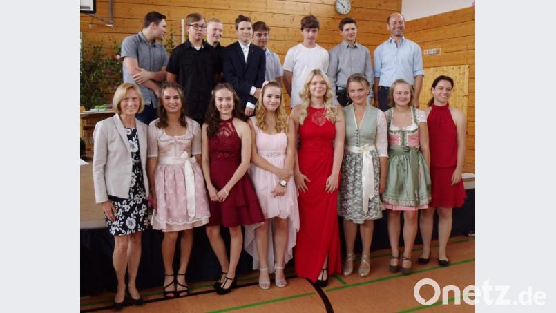Alle 13 Neuntklässler der Freudenberger Mittelschule haben den Mittelschulabschluss erreicht, knapp 80 Prozent den Quali bestanden. Dazu gratulierten Rektorin Gabriele Krettner (vorne, links), Klassenleiterin Maria-Theresa Kellner (vorne, rechts) und Fachlehrer Hans Ram (hinten, rechts). Bild: u