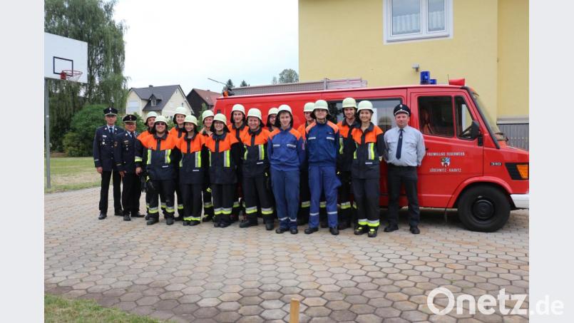 Müde aber glücklich stellten sich die Mitglieder der Feuerwehr Löschwitz/Kaibitz nach der bestandenen Prüfung mit Kreisbrandinspektor Otto Braunreuther und Kreisbrandmeister Alois Schindler zu einem Erinnerungsbild auf. Bild: rpp