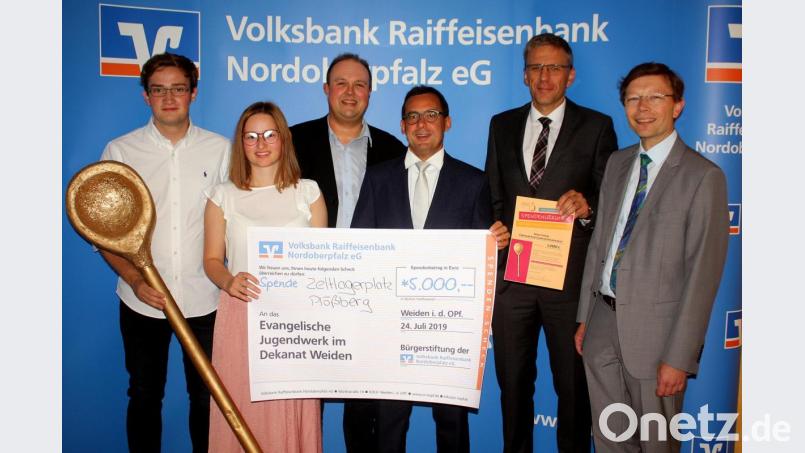 Der goldene Kochlöffel symbolisiert das Projekt, um das es geht: eine neue Küche für den Zeltlagerplatz Plößberg. Bei der Spendenübergabe von links: Timmy Joe Schlesinger, Franziska Lang, Thomas Vitzthum, Thomas Ludwig, Bernhard Wolf und Wenrich Slenczka. Bild: R. Kreuzer