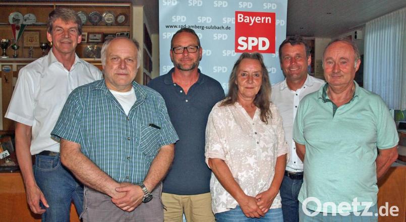 Kreisvorsitzender Uwe Bergmann (Zweiter von rechts) und Kreisrat Michael Rischke (links)gratulierten Ortsvorsitzenden Steffanie Krethlow (Dritte von rechts), Kassier Manfred Schaller, stellvertretendem Vorsitzenden und Schriftführer Markus Hackl, sowie Beisitzer Helmut Rothmeier. Bild: sön