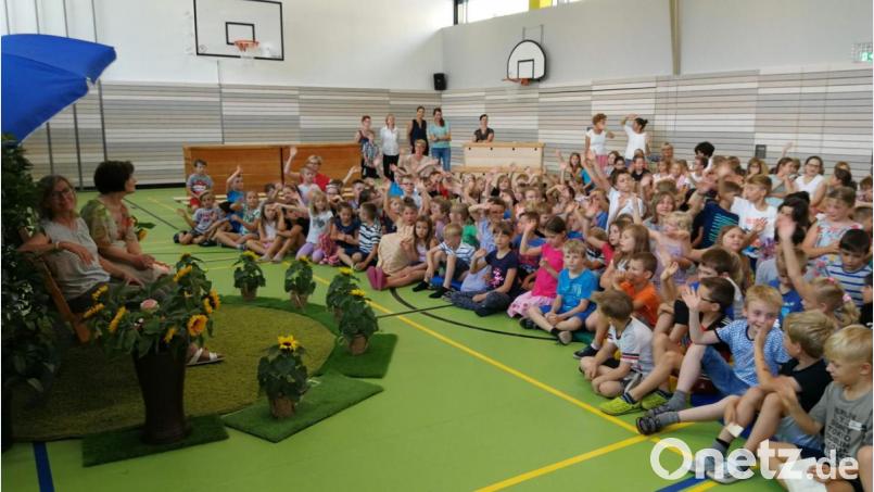 Auf der Rentnerbank nehmen Irmgard Thaller und Elisabeth Freitag bei der Abschiedsfeier der Grundschule Platz. Bild: exb