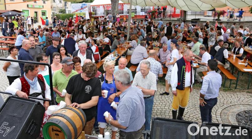 Braumeister Ludwig Koch und Bürgermeister Stich zapften das mitgebrachte Pilsener Urquell. Bild: mef