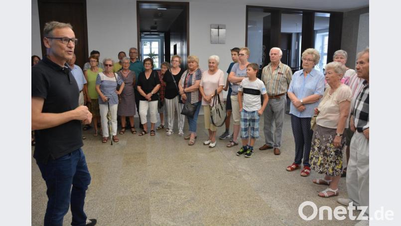 Bürgermeister Bernd Sommer (links) führte eine Gruppe Interessierter durch das neu sanierte Rathaus. Bild: jr