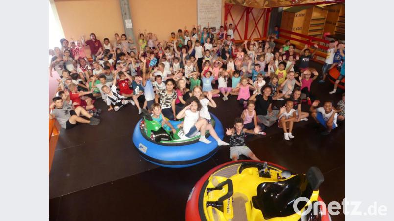 Mit einem Jubelschrei begann für die Schüler der Offenen Ganztagschulen Eschenbach und Grafenwöhr im Mega-Fun die Ferienzeit. Bild: rn