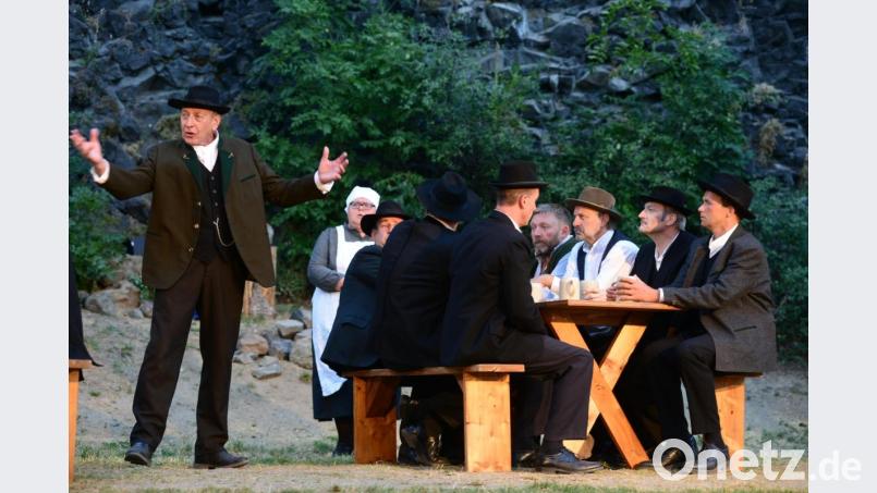 Der Großbauer von Grundldorf (Georg Burkhard) löst mit seiner theatralischen Aufforderung, ein Schriftstück zum Erhalt kirchlicher Bräuche mit drei Kreuzerln zu unterschreiben, fast schon ein Erdbeben in der Gemeinde Zwentdorf aus. Bild: bey