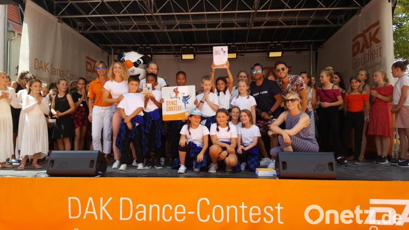 So sehen Sieger aus: Die Weidener Tanzgruppe „DK Diamonds“ mit Gast-Star Luca Hänni (Zehnter von rechts, im Blumenhemd). Bild: exb/DAK-Gesundheit