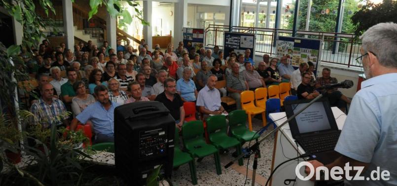 Erster Bürgermeister Roger Hoffmann (r.) stellte klar, daß derzeit noch nicht entschieden sei, der Abend heute diene nur der Information der Bürger, was beim Straßen-, Kanal- und Wasserleitungsbau auf sie zukommen kann. Bild: gf