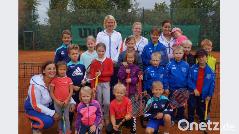 Gut angenommen wurde im Vorjahr die „Tennis-Olympiade“ der SpVgg-Sparte. Übungsleiterin Franziska Hammer (vorne, links) freute sich auch heuer wieder auf viele junge Tennis-Olympioniken ab 4 Jahren. Bild: du