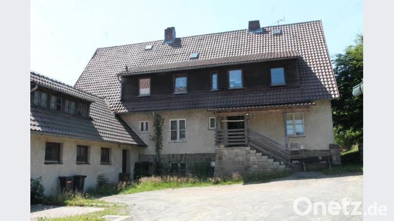Mit einem Fördersatz von bis zu 87 Prozent könnte laut Bürgermeister Johann Maurer bei einem Projekt &quot;Innen statt außen&quot; das Wohnhaus bei der Grundschule in Neudorf instand gesetzt werden. Bild: pi