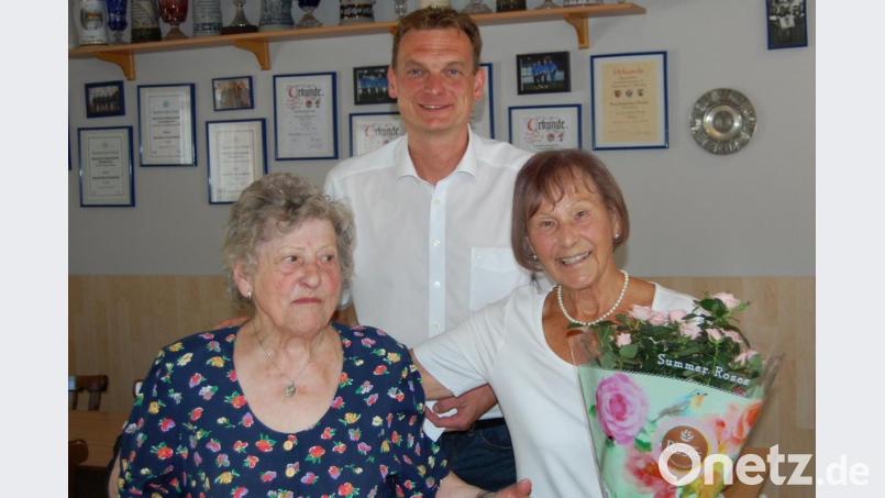 Anna Czekalla (links) hält seit über 25 Jahren dem AWO-Ortsverband die Treue. AWO-Ortsvorsitzende Erika Köhler (rechts) dankt mit Blumen für die Treue. Bürgermeister Ernst Schicketanz (Mitte) gratuliert zur Auszeichnung. Bild: sm