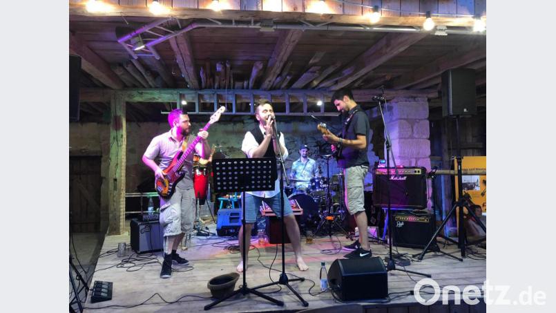 Die „Bourbon Blues Band“ gibt auch bei nächtlichen 30 Grad alles. Frontman Andreas Karl und seine Kollegen reißen die Zuhörer förmlich von den Bänken. Bild: hev