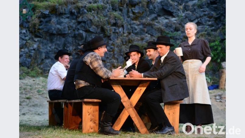 Anton Huber, der "Gelbhof-Bauer" (Markus Schraml, 2.von rechts) will mit der Kellnerin Liesl (Anna Reichl ) nur eine einjährige "oberflächliche" Bekanntschaft gehabt haben. Eine "Geschichte", die "Steinklopfer" (Richard Beer, links) nicht glaubhaft erscheint und mit einer spöttischen Anmerkung bedacht wird. Bild: bey