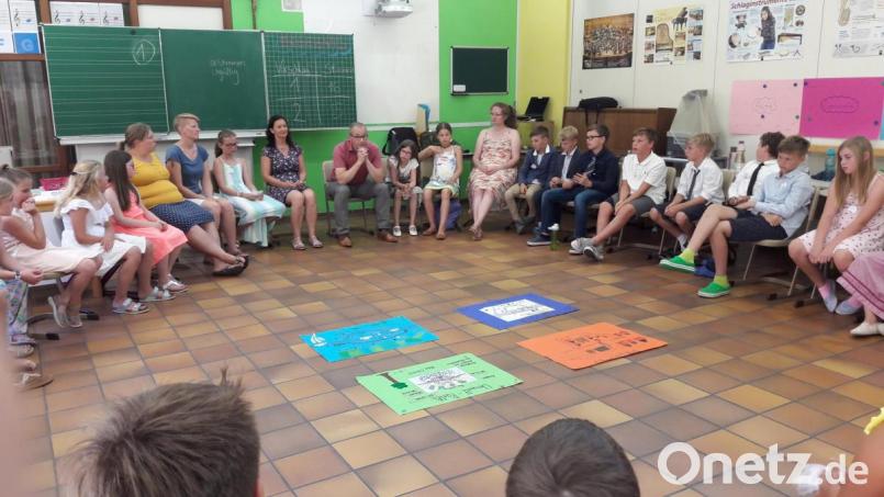 Heimatforscher Rieden:
Bürgermeister Erwin Geitner gewährte den Schülerinnen und Schülern der Grundschule Rieden Einblick in das Leben eines Bürgermeisters. Bild: Michael Schröter