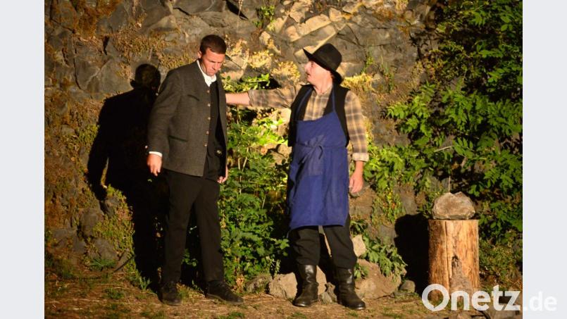 Der "Gelbhof-Bauer" (Markus Schraml) sucht Rat beim "Steineklopfer" (Richard Beer), um mit den anderen Bauern aus dem ehelichen Dilemma herauszukommen. Bild: bey