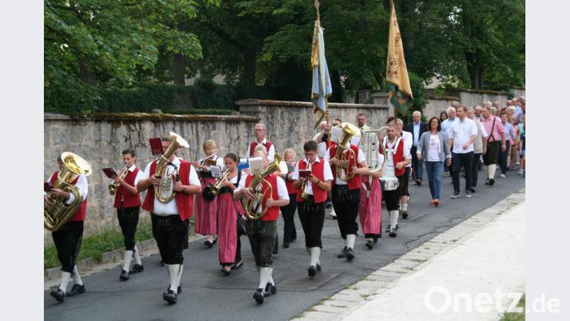 Der Festzug bewegte sich zum Gelände am Hammerrang. Bild: fpoz