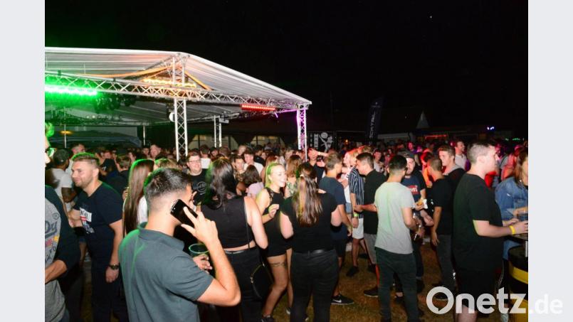 Eine tolle ausgelassene Stimmung herrscht bei der 5. Beachparty der SpVgg Schirmitz, der auch der später einsetzende Regen nichts anhaben konnte. Bild: bey