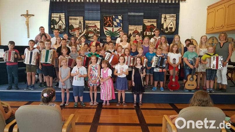 Schüler der Klassen von Sieglinde Ziegler und Wolfgang Ziegler sowie Markus Schulz der Musikschule Moosbach zeigen beim Vorspielabend auf verschiedenen Instrumenten im Rathaussaal ihr Können. Bild: gi